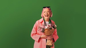 Lady with pink hair holding flowers 