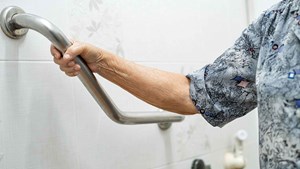 grabrail-in-bathroom-hero-16-9-compressed