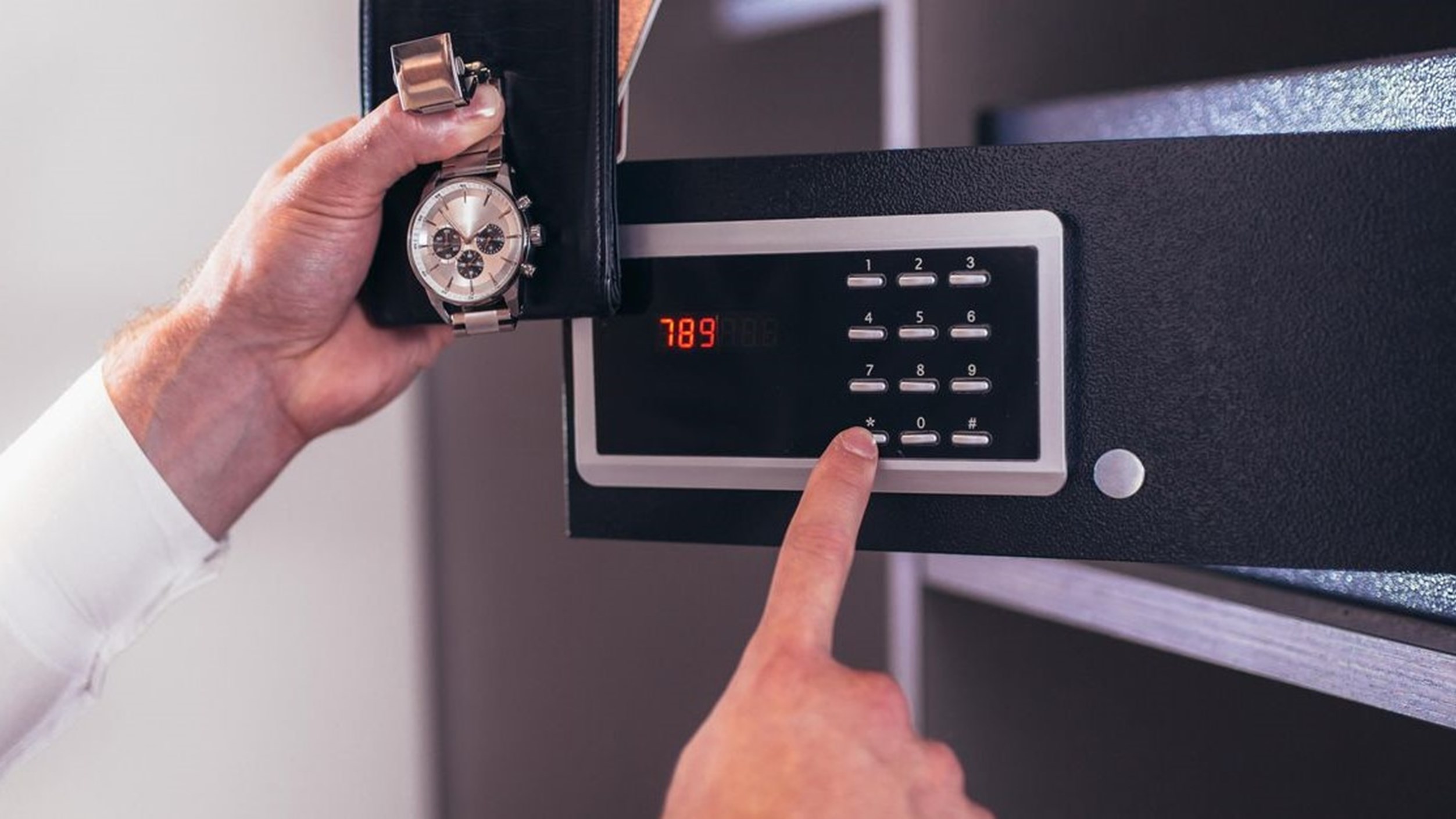 How to keep your money safe at home | Age UK Trading